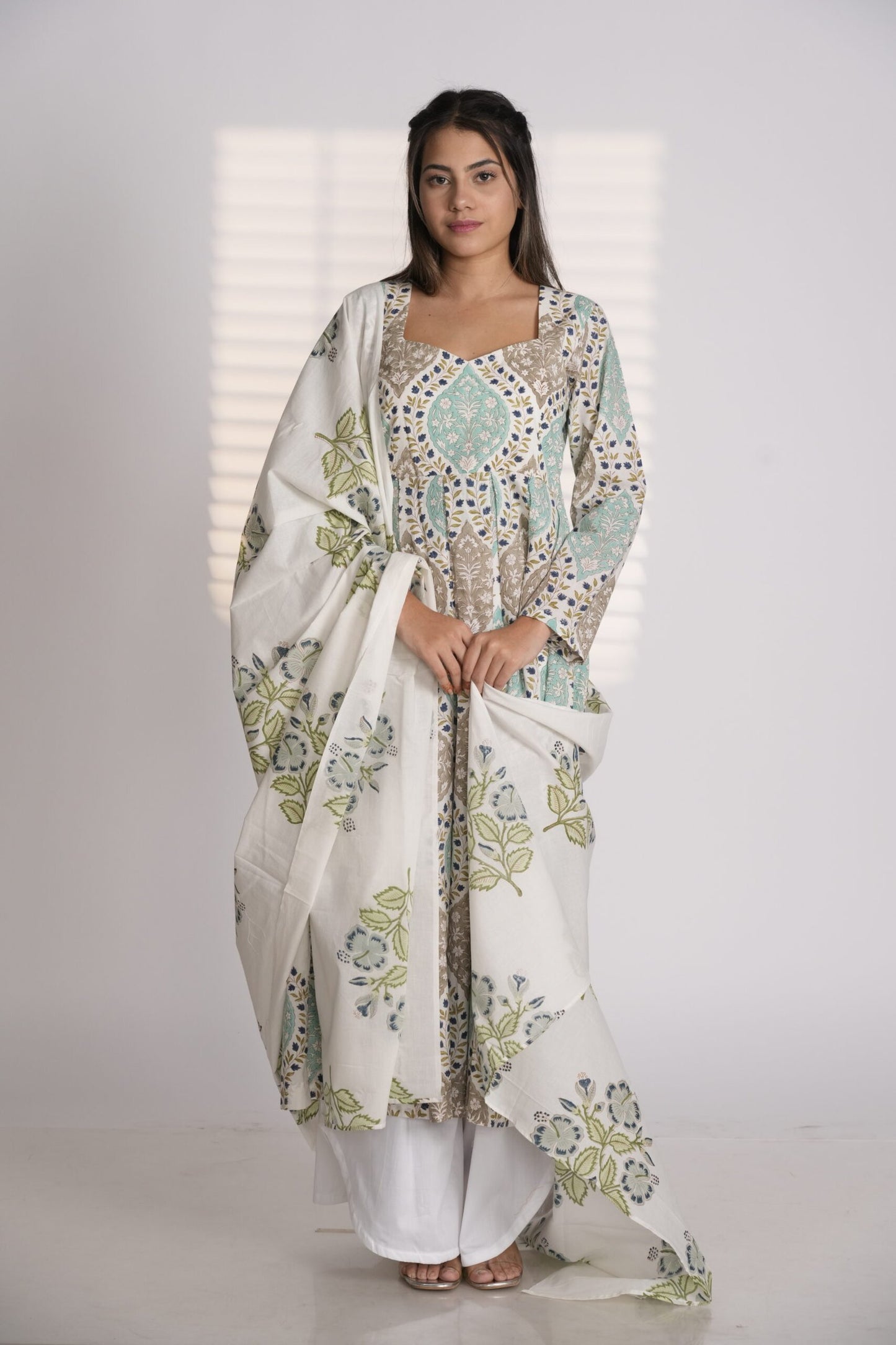 Hamnasheen Suit Set